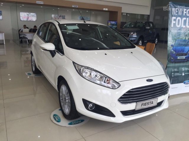 Giao ngay Ford Fiesta 1.5 AT Sport 2017, trắng- xanh- đỏ, hỗ trợ mọi thủ tục, LH nhận giá tốt nhất. Giao xe trong ngày