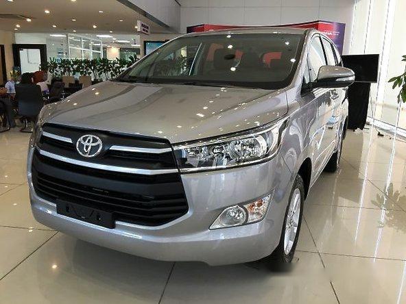 Bán ô tô Toyota Innova E đời 2017, xe mới, màu bạc