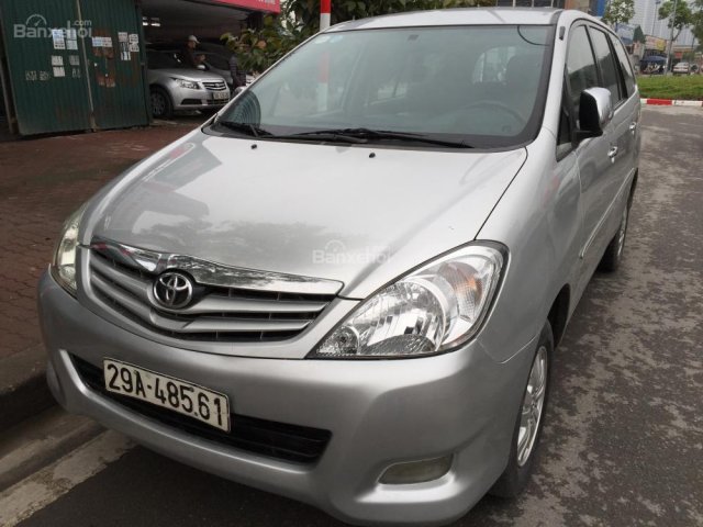 Cần bán Toyota Innova G sản xuất 2011, màu bạc, giá 520tr