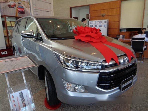 Bán Toyota Innova 2.0V AT đời 2017, màu bạc