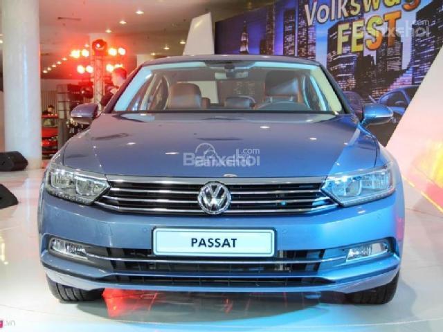 Volkswagen Passat 1.8l TSI GP, màu xanh lam, cạnh tranh BMW 320I, Mec C200. LH Hương 0902.608.293