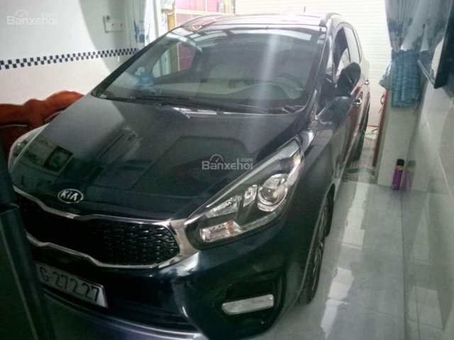 Cần bán gấp Kia Rondo GAT đăng ký 2017, màu xanh lam còn mới, giá tốt 700 triệu