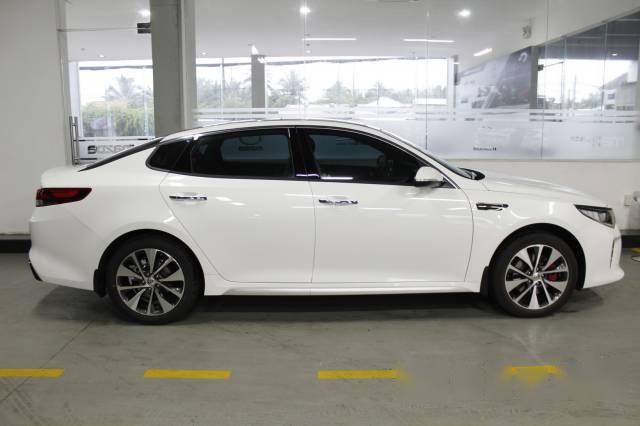 Cần bán xe Kia Optima 2017, màu trắng