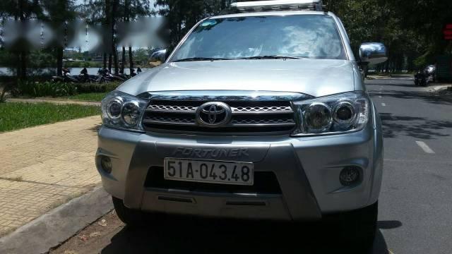 Bán Toyota Fortuner V AT 2011, màu bạc