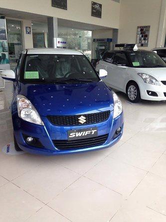 Cần bán lại xe Suzuki Swift 2017, màu xanh lam số tự động