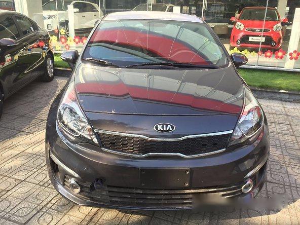 Cần bán Kia Rio đời 2017, màu ghi vàng  