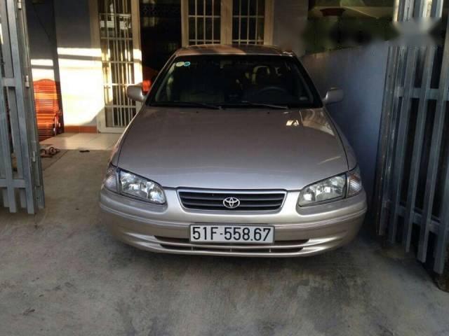 Bán xe Toyota Camry đời 2000, màu xám 