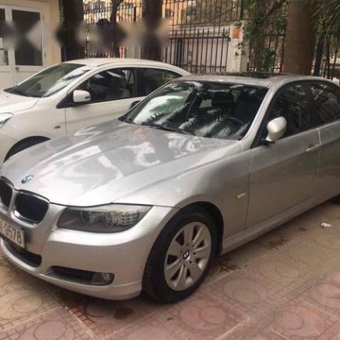 Gia đình bán xe BMW 320i đời 2010, màu bạc