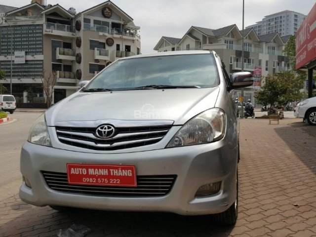 Bán Toyota Innova 2.0V AT đời 2011, màu bạc