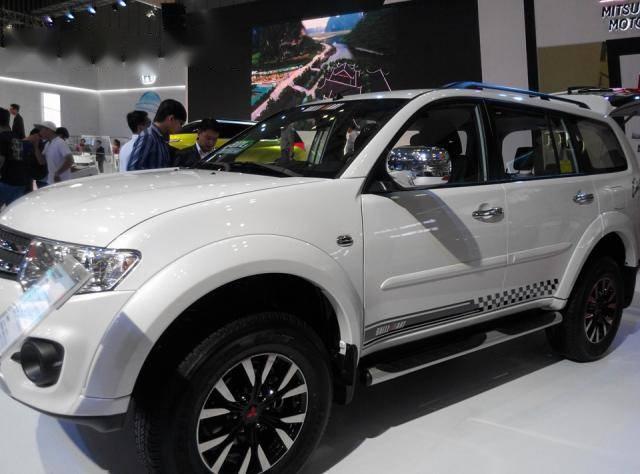 Bán xe Mitsubishi Pajero Sport 2017, máy dầu/ máy xăng, giá cạnh tranh