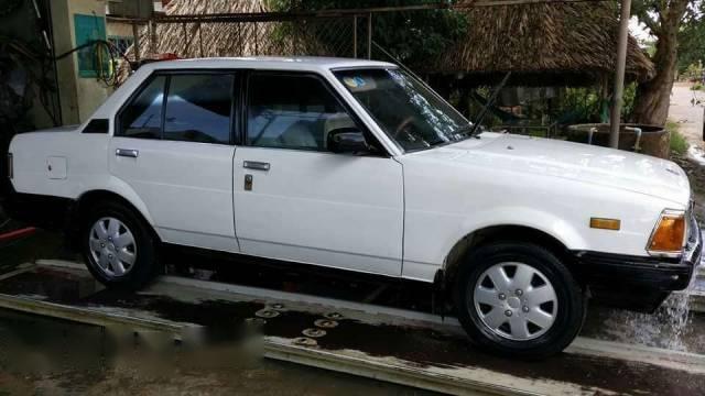 Gia đình bán Toyota Corolla đời 1983, màu trắng