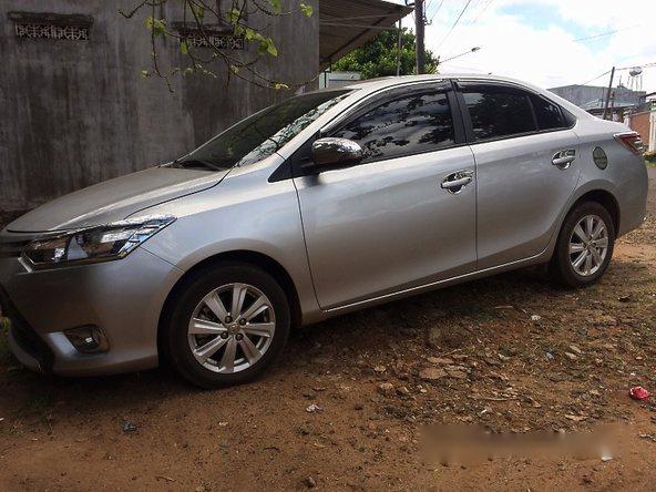 Bán ô tô Toyota Vios sản xuất 2015, màu bạc số sàn