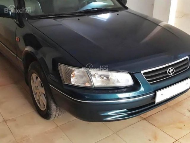 Chính chủ bán xe Toyota Camry GLi 2.2MT đời 2001, màu xanh lam, 285tr