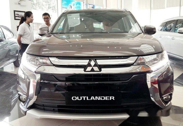 Cần bán xe Mitsubishi Outlander CVT năm 2016, màu nâu