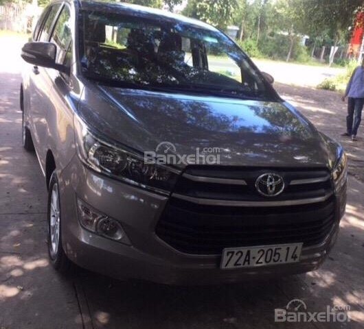 Cần tiền bán gấp Toyota Innova E đời 2017, màu nâu