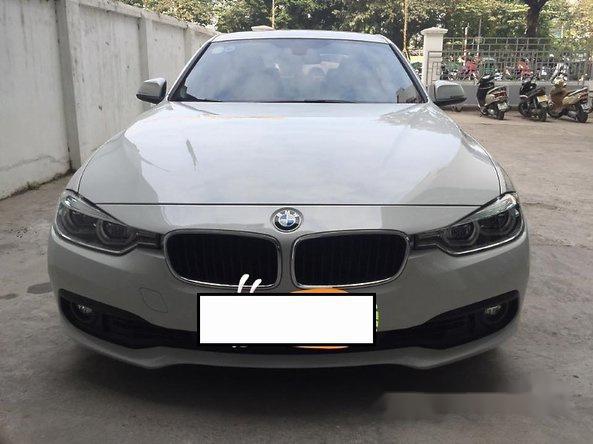 Cần bán gấp BMW 3 Series 320i đời 2016, màu trắng