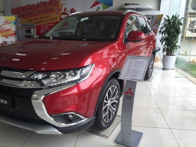 Bán xe Mitsubishi Outlander sản xuất 2018, màu đỏ, nhập khẩu nguyên chiếc Nhật, giao xe ngay, hỗ trợ trả góp 85%