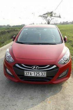 Cần bán xe Hyundai i30 AT đời 2013, màu đỏ đã đi 55000 km, giá 520tr