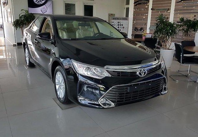 Bán Toyota Camry đời 2017, màu đen