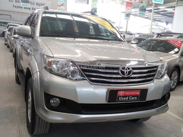 Fortuner số tự động, máy xăng, 1 cầu sản xuất 2013, màu bạc, giá 820tr