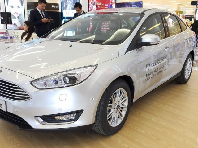 Bán Ford Focus Titanium, đời 2017, đủ mầu, giao ngay