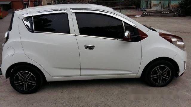 Cần bán xe Chevrolet Spark AT đời 2011, màu trắng, nhập khẩu chính hãng đã đi 45000km