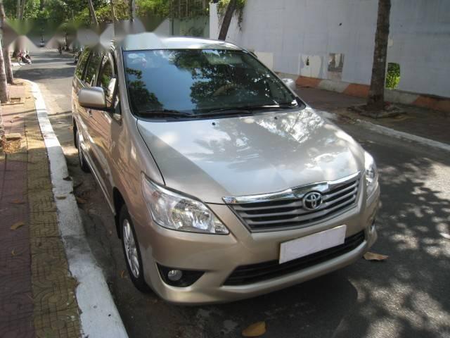 Bán ô tô Toyota Innova E đời 2012, màu bạc chính chủ