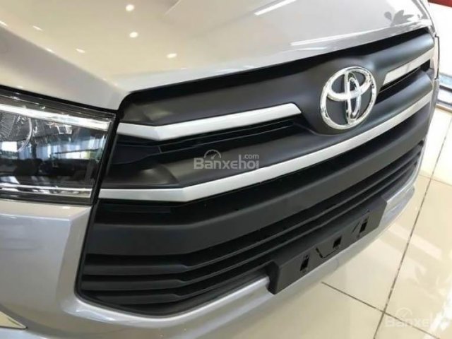 Bán Toyota Innova 2.0E 2017, xe mới, màu bạc 
