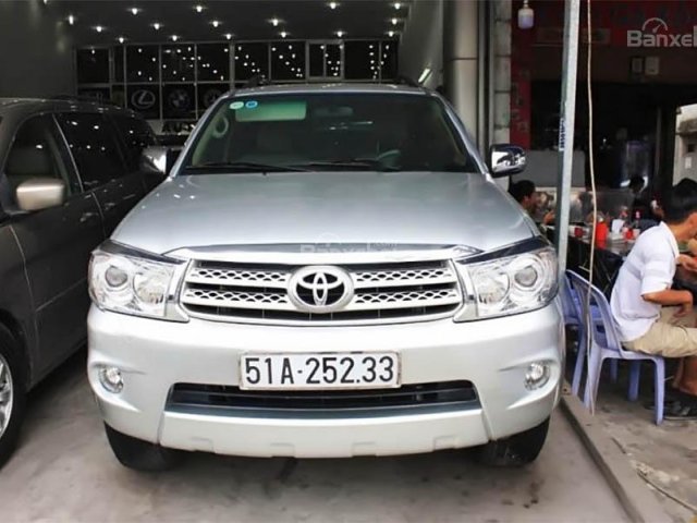 Cần bán lại xe Toyota Fortuner V đời 2011, màu bạc số tự động