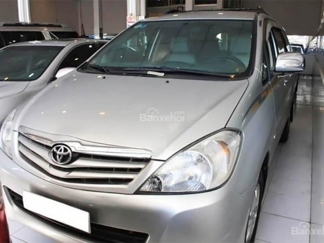 Bán ô tô Toyota Innova G đời 2010, màu bạc số sàn, 555 triệu