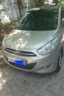 Gia đình bán Hyundai i10 đời 2011, màu bạc