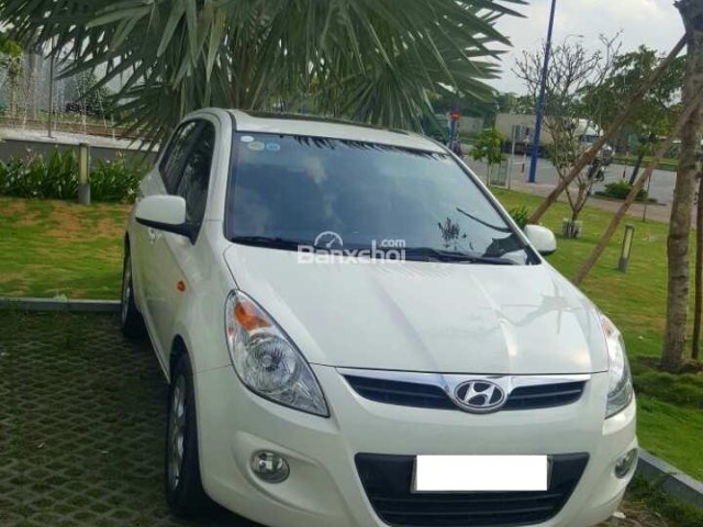 Bán xe Hyundai i20 sản xuất 2012, màu trắng, nhập khẩu, mới 98%