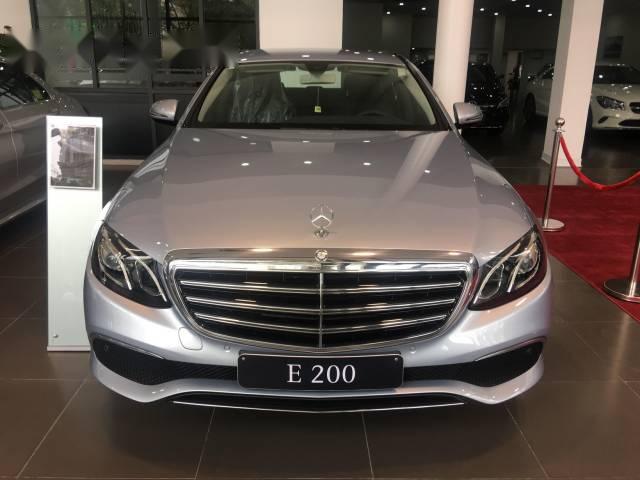 Bán xe Mercedes Benz E200 2017, mới 100%