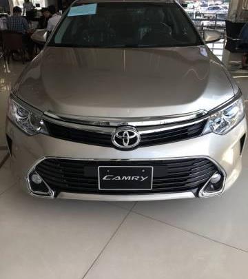 Cần bán xe Toyota Camry 2.5Q đời 2016, màu ghi vàng