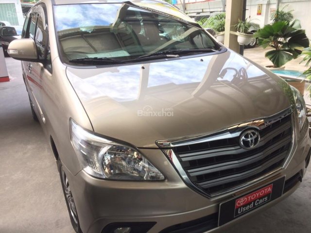 Cần bán Toyota Innova 2.0G đời 2015, màu vàng