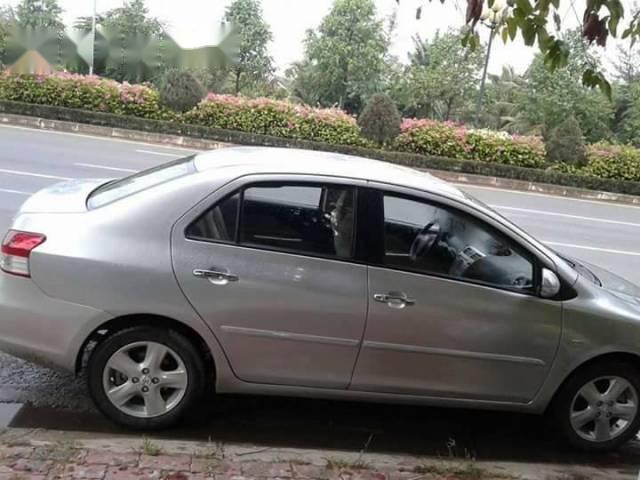 Gia đình xe Toyota Vios E cuối 2009, màu bạc, số sàn