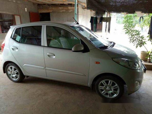 Bán xe cũ Hyundai i20 AT đời 2011, màu bạc số tự động, giá 310tr