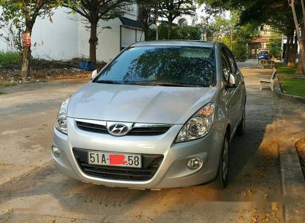 Chính chủ bán Hyundai i20 AT đời 2010, màu bạc, giá tốt