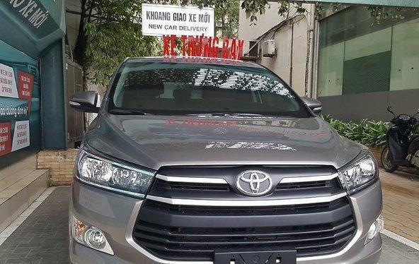 Cần bán xe Toyota Innova V đời 2017, màu xám