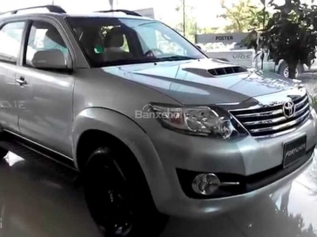 Giao ngay Fortuner 2.4G bạc - tháng 4.2017