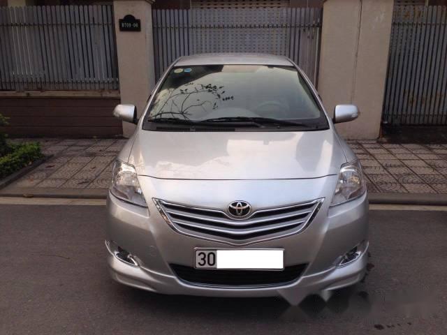 Cần bán gấp Toyota Vios năm 2011, màu bạc, giá tốt