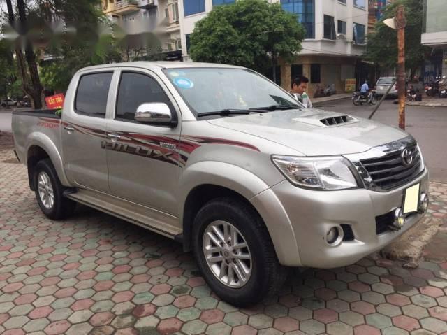 Bán Toyota Hilux đời 2014, màu bạc chính chủ, giá tốt