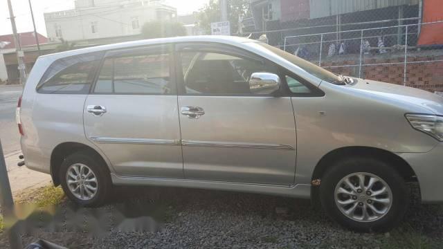 Gia đình bán Toyota Innova đời 2014, màu bạc