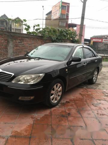 Bán xe cũ Toyota Camry đời 2002, màu đen số sàn, 300 triệu