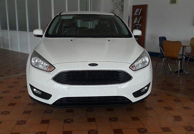 Cần bán xe Ford Focus Trend 1.5AT sản xuất 2017, màu trắng