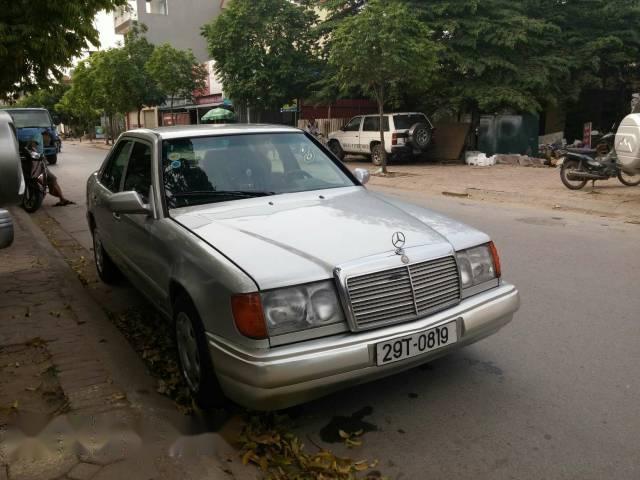 Bán Mercedes E230 đời 1995, màu bạc, nhập khẩu chính hãng số sàn