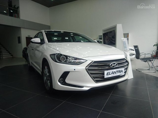 Bán Hyundai Elantra 2018 màu trắng, các phiên bản, giá cạnh tranh, mua xe chỉ từ 115 triệu - LH 090.467.5566