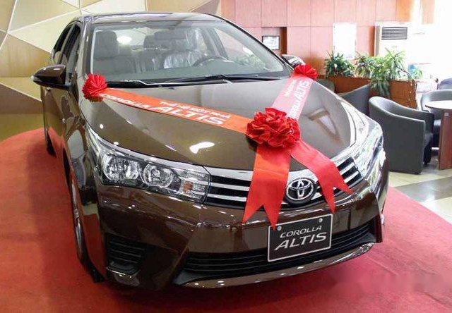 Bán ô tô Toyota Corolla Altis 1.8G 2017, màu vàng