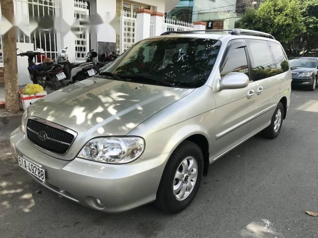 Gia đình cần bán xe Kia Carnival AT đời 2010, màu bạc, số tự động