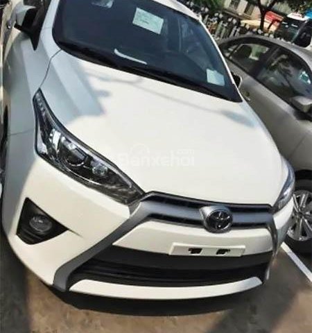 Cần bán Toyota Yaris E đời 2017, màu trắng, xe đẹp